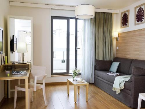 2 twin beds, 1 sofa bed