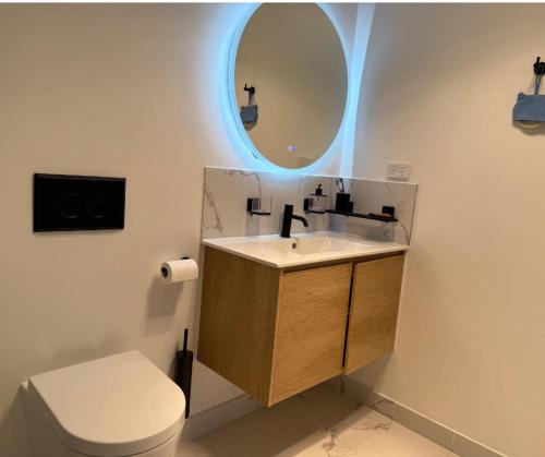 The Seaside Escape- Cozy 2BR by the sea in แบล๊คแมน เบย์