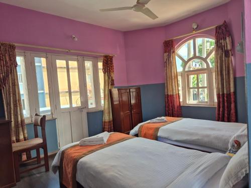 2 twin beds
