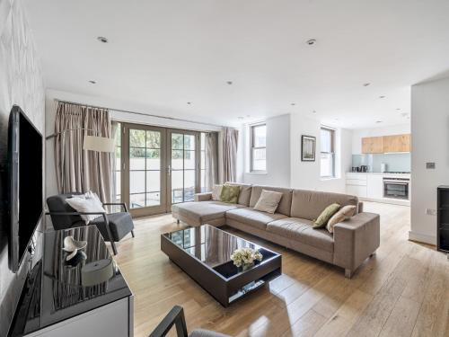 Pass the Keys Stylish Luxury Flat in Prestigious St Johns Wood, Londres