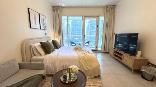 Studio with Amazing Lake Views in Arch Tower, JLT, Dubai