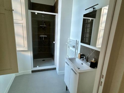 Studio de plain pied rénové et lumineux, Beaufort-en-Anjou, proche de la Loire et de ses châteaux (Studio de plain pied renove et lumineux, Beaufort-en-Anjou, proche de la Loire et de ses chateaux) in La Ménitré