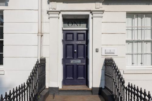 Stylish 5-Bed Townhouse in Prime Leamington Spa
