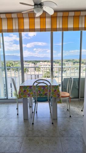 AU NAUTILUS studio au port avec loggia et parking - plage à 50 m