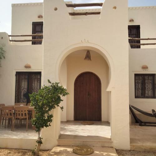 Beautiful villa with pool, no facing