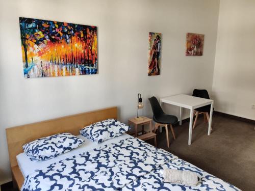 Comfortable 2 Bedroom Flat Free Parking Shared Kitchen, Прага