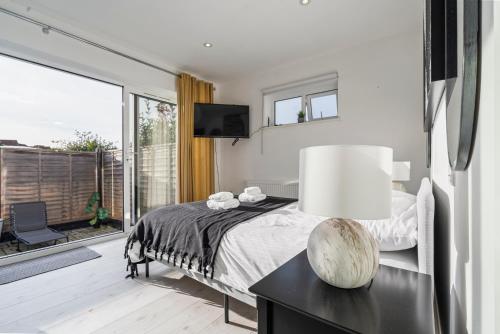 1 queen bed, 1 sofa bed