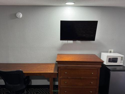 Budgetel Inn & Suites - image 10