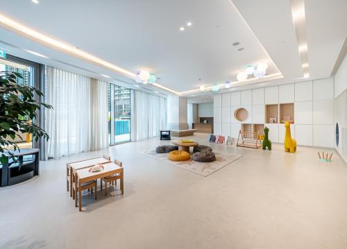 Chic 2 BR Burj Khalifa & Fountain view - image 6