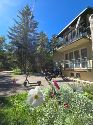 2 bedrooms, 7 beds