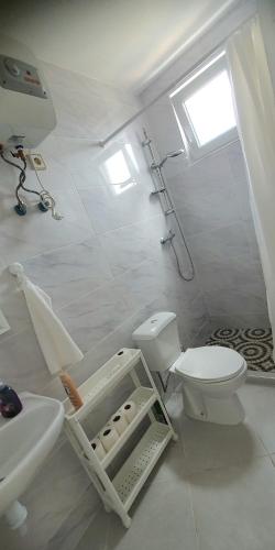 Ducha, Residência Alto Saco, Double room with private bathroom (Residencia Alto Saco, Double room with private bathroom) in Vila Da Ribeira Brava