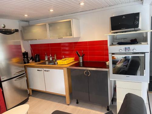 Cozy Guesthouse with Terrace, BBQ & Lake Access, Stockholm (photo 4)