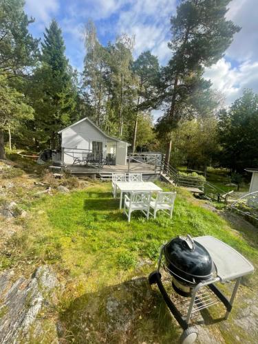 Cozy Guesthouse with Terrace, BBQ & Lake Access, Varmdo