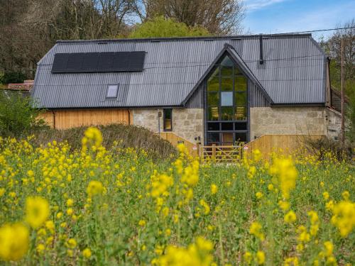 Exterior view, The Hideaway in West Wight