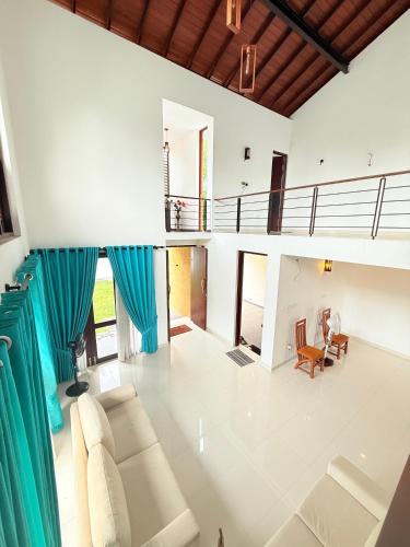 Alex's Place in جا-إيلا