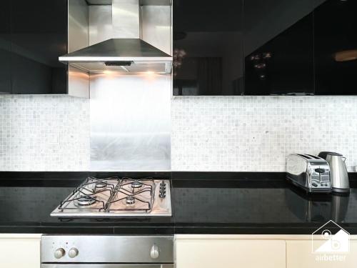 Luxury Living Skyline Views l 2BR with Pool & Gym, Дубай (фото 4)