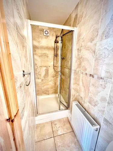 Shower, Beautiful Cozy Apartment - The Heart of Portlaoise in Portlaoise