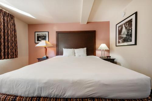 District Hotel by OYO Portland Convention Center – Portland, OR