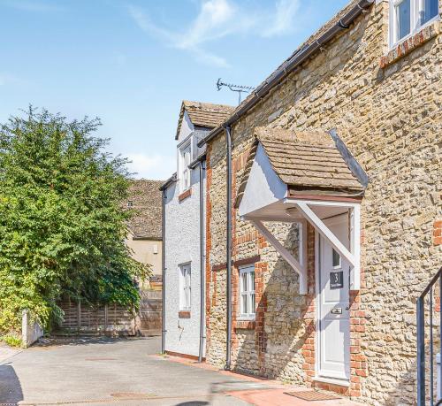 A szálláshely kívülről, Newly Renovated 2-bed House - Garden - Private Parking - Netflix - Coffee Station - Work Desk in Lechlade