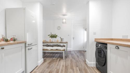 Konyha, Newly Renovated 2-bed House - Garden - Private Parking - Netflix - Coffee Station - Work Desk in Lechlade