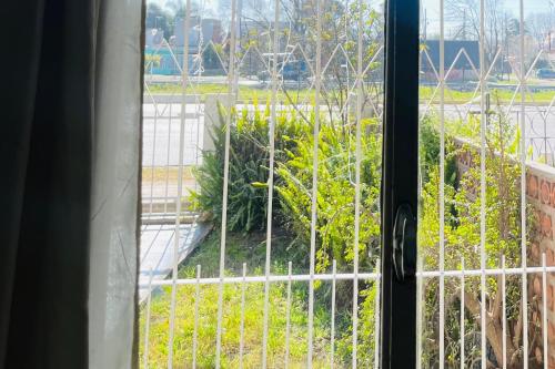 HOSPEDAJE "La Catalina" Ubicada a 15 minutos del Aeropuerto de Ezeiza con Estacionamiento Gratis-Can in Tristán Suárez