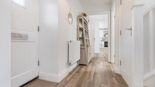 Bejárat, Newly Renovated 2-bed House - Garden - Private Parking - Netflix - Coffee Station - Work Desk in Lechlade