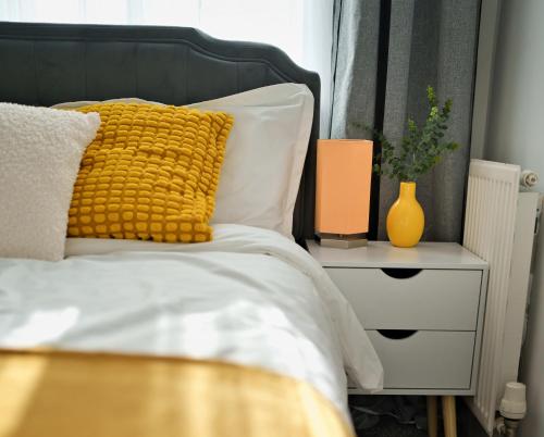 Comfort Lettings - 4 bedroom, 8 Beds & 2 Free Parking, Garden, Family and Workers Friendly