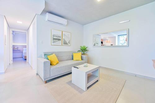 Elegant 2-bedroom space with a pool, gym, and free parking