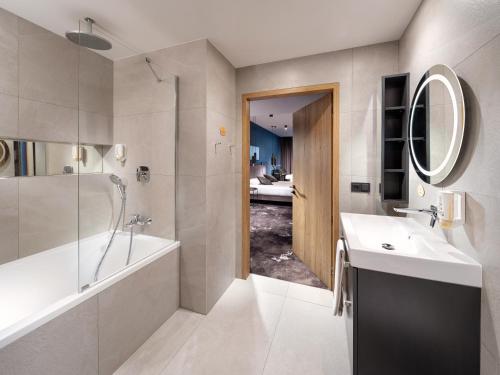 room detail thumbnail 2