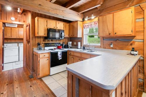 Romantic Cabin Getaway - King Bed - Fast Wi-Fi - Pet-Friendly in Vūlvaina (VA)