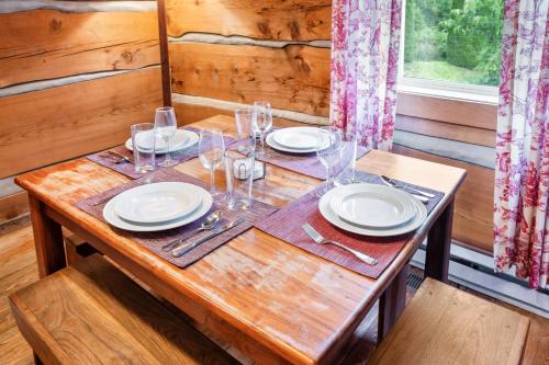 Iekārtas, Romantic Cabin Getaway - King Bed - Fast Wi-Fi - Pet-Friendly in Vūlvaina (VA)