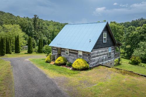 Viesnīcas āriene, Romantic Cabin Getaway - King Bed - Fast Wi-Fi - Pet-Friendly in Vūlvaina (VA)