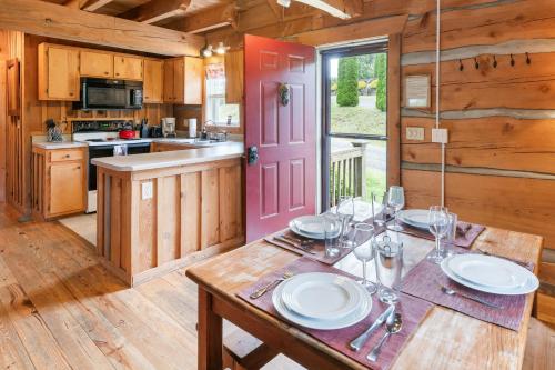 Iekārtas, Romantic Cabin Getaway - King Bed - Fast Wi-Fi - Pet-Friendly in Vūlvaina (VA)
