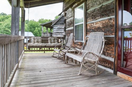 Balkons/terase, Romantic Cabin Getaway - King Bed - Fast Wi-Fi - Pet-Friendly in Vūlvaina (VA)
