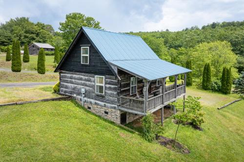 Viesnīcas āriene, Romantic Cabin Getaway - King Bed - Fast Wi-Fi - Pet-Friendly in Vūlvaina (VA)