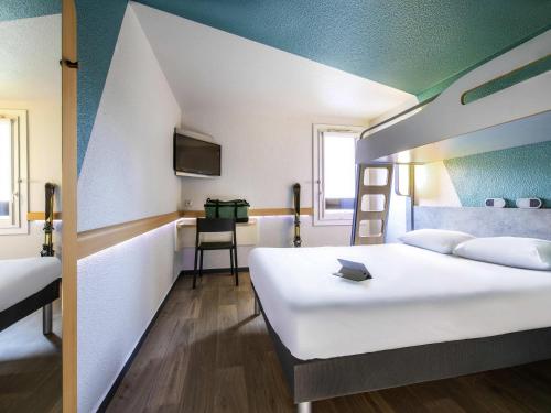 1 double bed, 1 twin bed