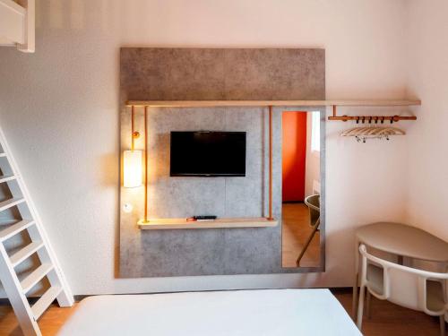 1 double bed, 1 twin bed, 1 bunk bed