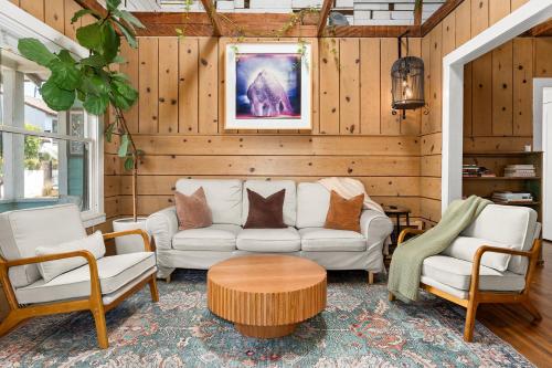 Urban Farmhouse in Venice Walk to Abbot Kinney w Patio and Parking