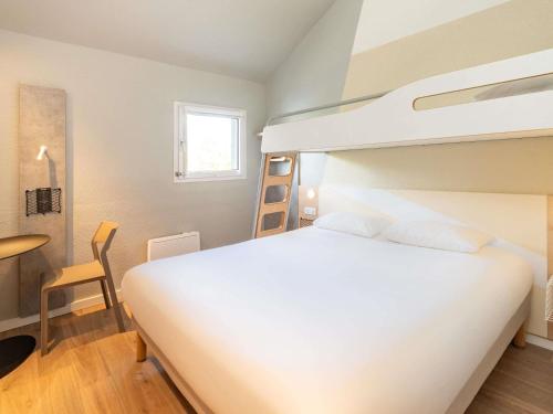 1 double bed, 1 twin bed, 1 bunk bed