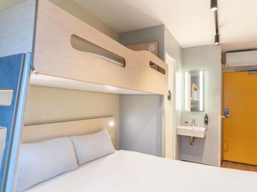 1 double bed, 1 bunk bed