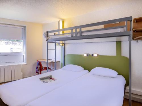 2 twin beds, 1 bunk bed