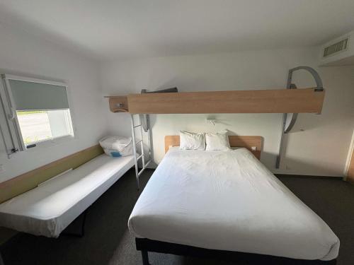 1 double bed, 1 bunk bed