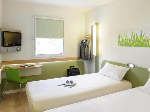 2 twin beds