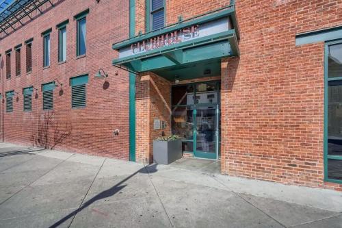2Bed 2Ba Loft in LoDo RiNo- Mountain BallparkViews - image 4