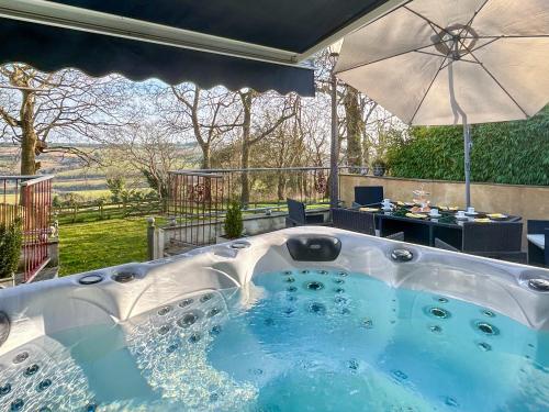 Exterior view, Coombe Wood Coach House in Hawkinge