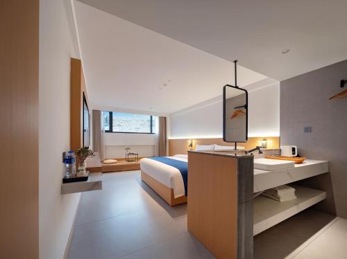 Zhangjiajie CLOUD Zhenxi Hotel- Near Forest Park EastGate about 10 Min Walk - English Butler Free Luggage Storage Tour Plan -reserve tickets for various scenic spots-Self-Service LaundryFree coffee Chinese tea - image 2