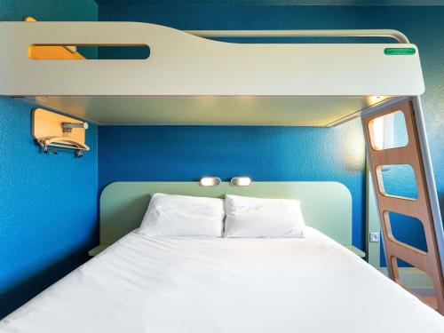 1 double bed, 1 twin bed