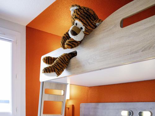 2 twin beds, 1 bunk bed