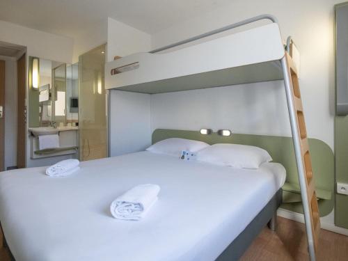 1 double bed, 1 twin bed