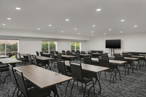 Fairfield Inn & Suites Naperville/Aurora - image 10